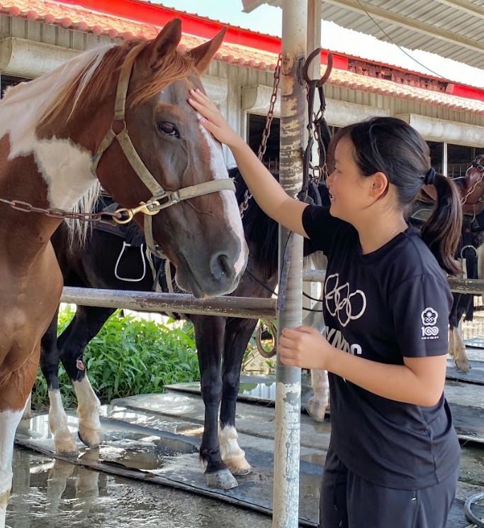 悠客趣味體驗3合一 場內騎乘乙圈+餵馬體驗+馬背定點網美照